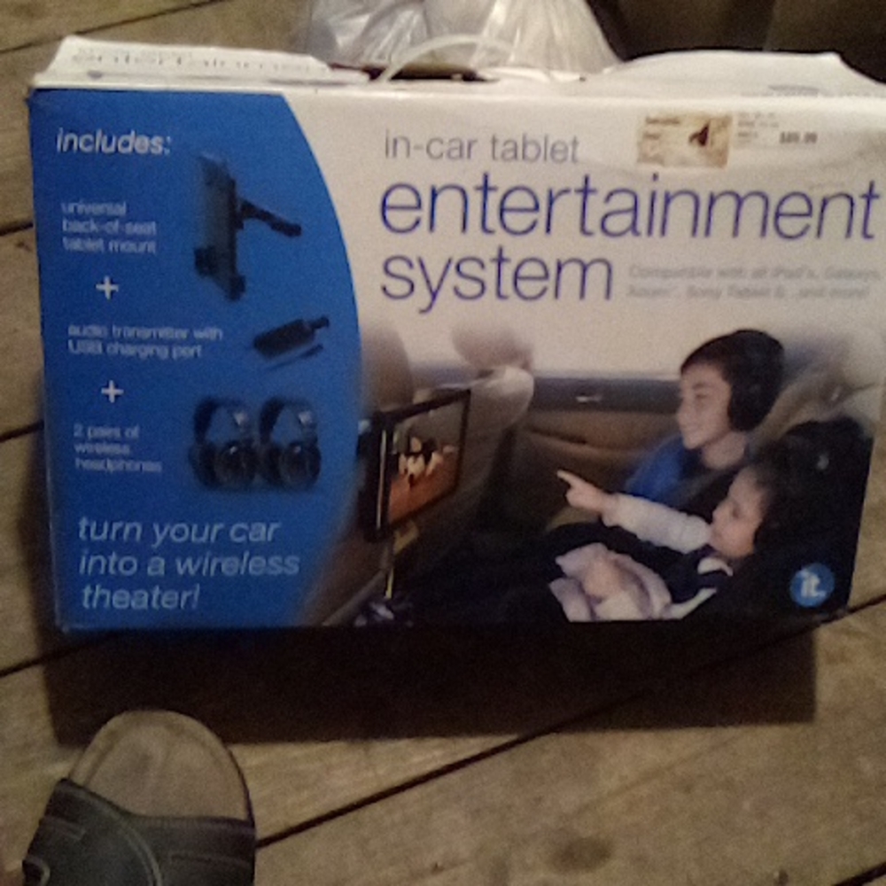 In-car tablet entertainment system, black , made by Innovative Technology